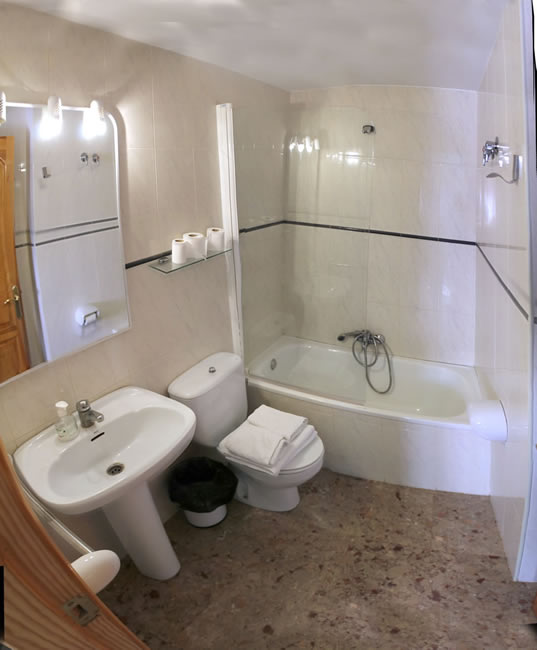 Baño completo en habitaciones dobles